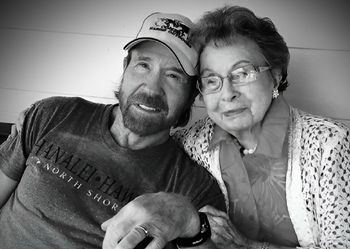 Chuck Norris nie żyje. Wcześniej stracił brata i matkę