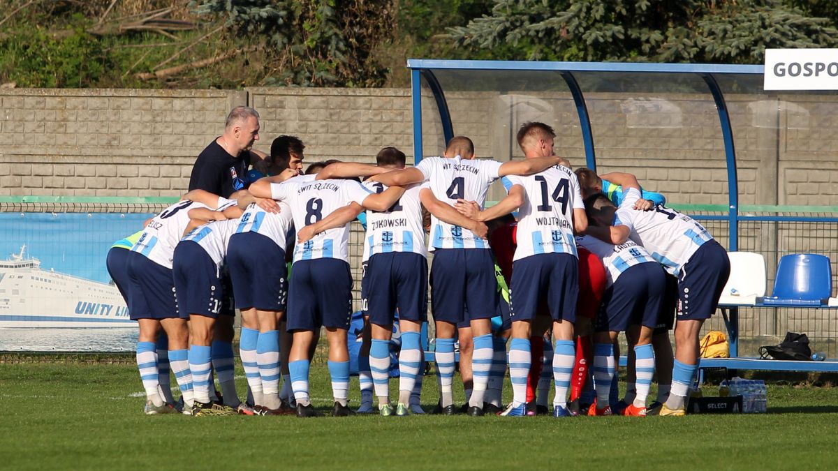 Newspix / KRZYSZTOF CICHOMSKI / Na zdjęciu: piłkarze Świt Skolwin