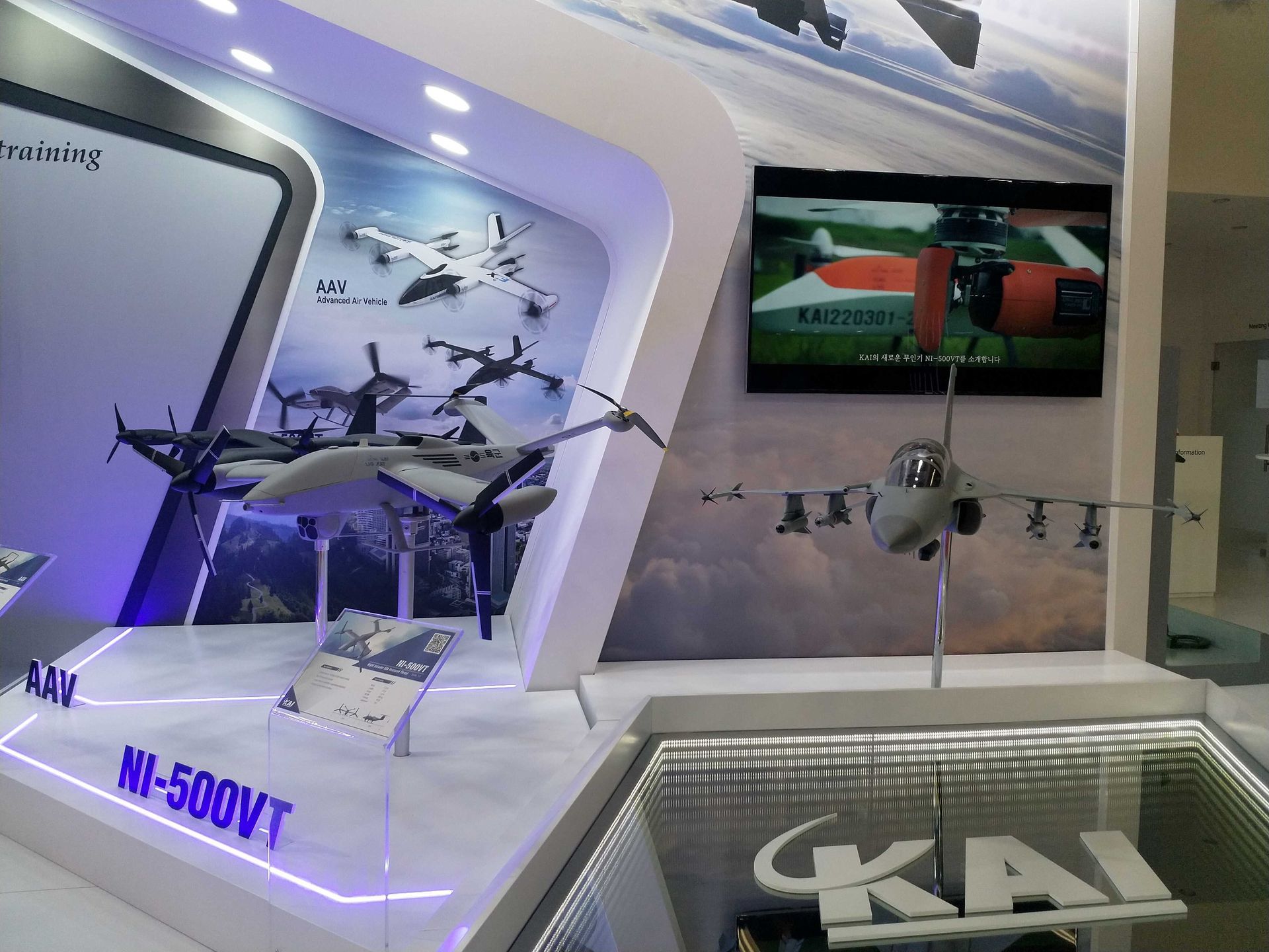 Makieta drona NI-500VT w otoczeniu samolotu szkolno-bojowego FA-50 Fighting Eagle.
