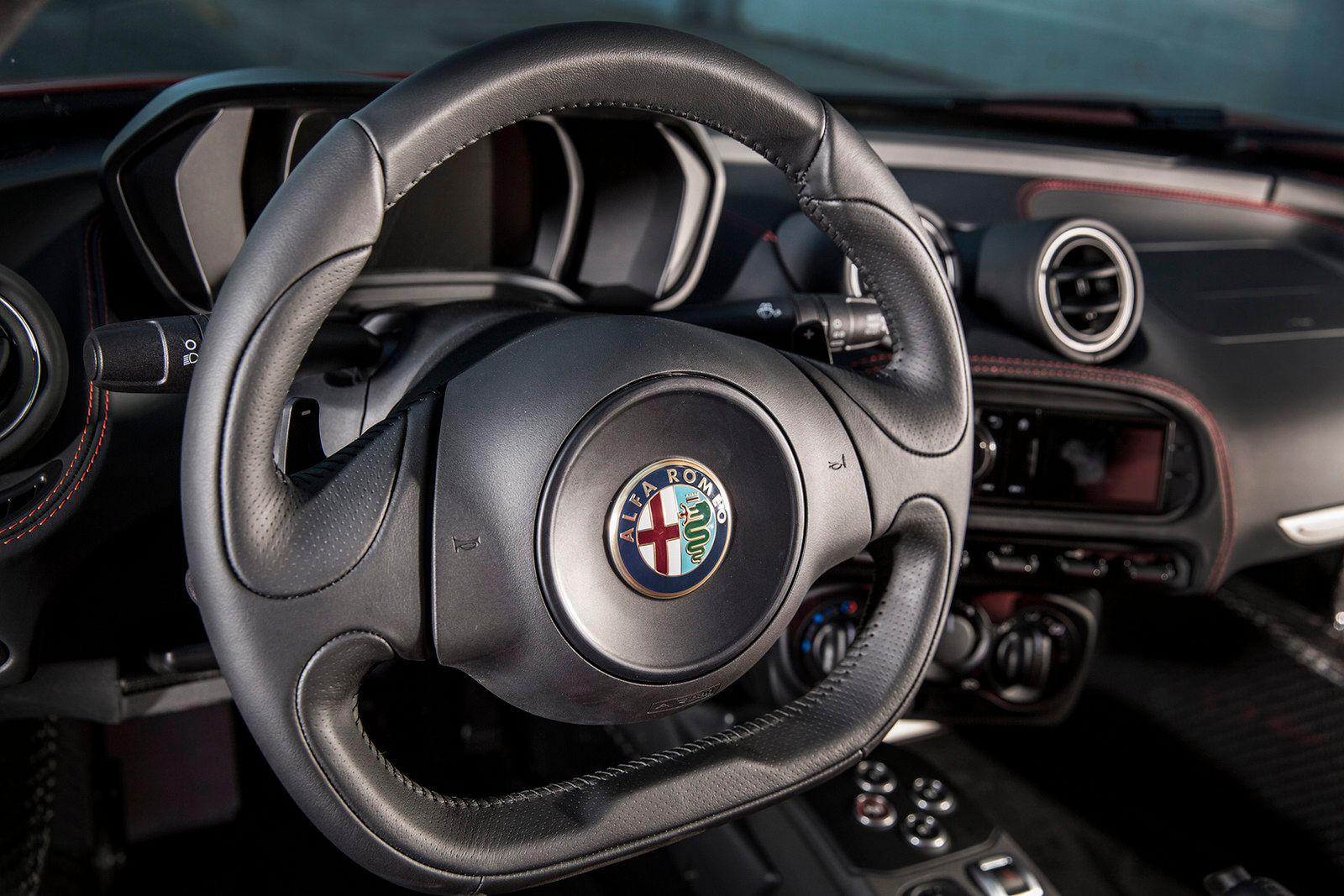 Alfa Romeo 4C w wersji na rynek amerykański w obszernej galerii zdjęć 37