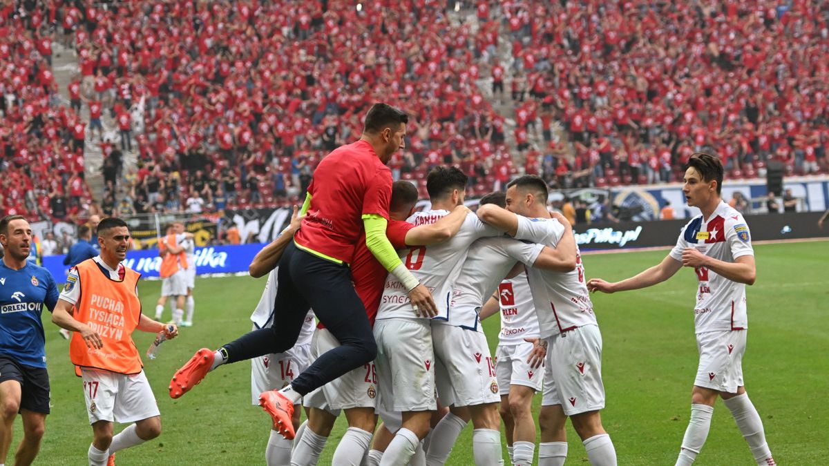 Zawodnicy Wisły Kraków cieszą się z gola podczas finałowego meczu piłkarskiego Pucharu Polski z Pogonią Szczecin