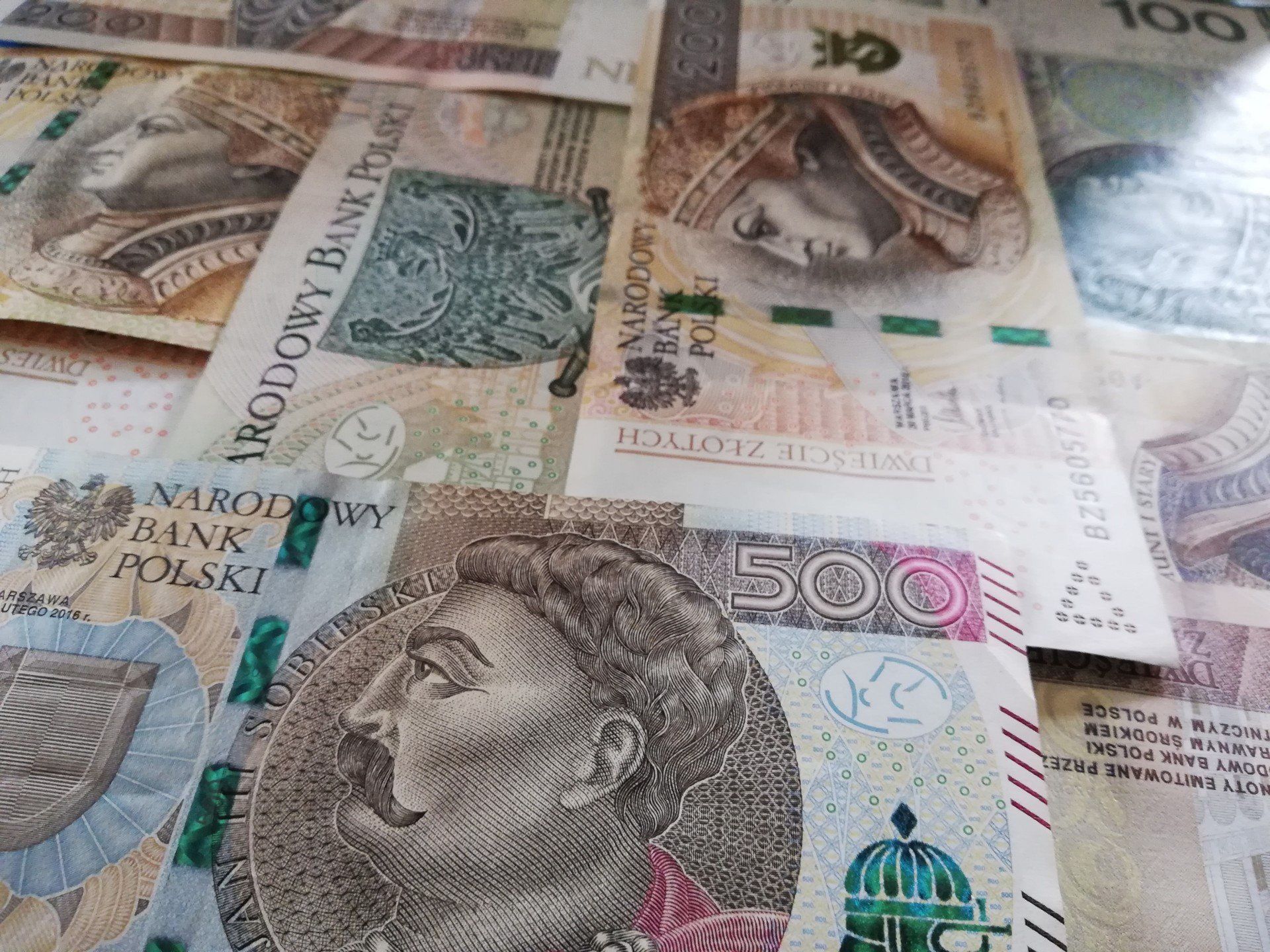 Maksymalne kwoty bonu ciepłowniczego w 2025 roku przedstawiają się następująco:500 zł (w przypadku gdy cena ciepła jest wyższa niż 170, ale nie przekracza 200 zł/GJ)1000 zł (gdy cena ciepła jest wyższa niż 200, ale nie przekracza 230 zł/GJ)1750 zł (gdy cena ciepła przekracza 230 zł/GJ)