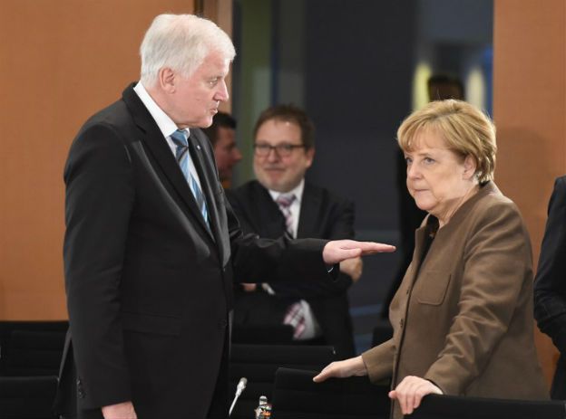 "Der Spiegel": premier Bawarii Horst Seehofer stawia Angeli Merkel ultimatum. Jeżeli rząd nie zaprowadzi porządku na granicach, skieruje sprawę do Federalnego Trybunału Konstytucyjnego