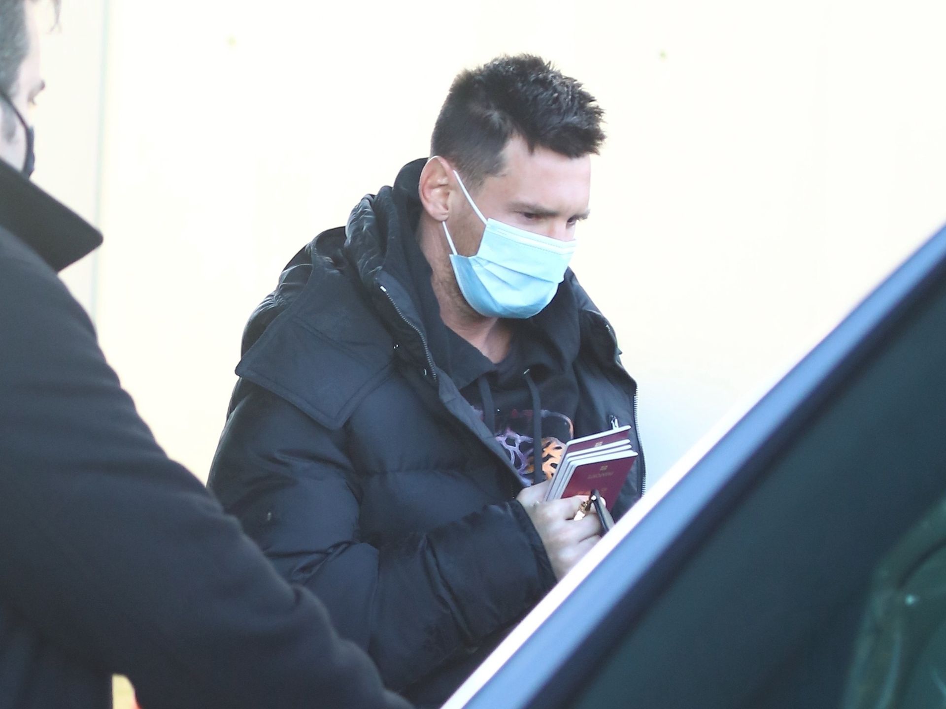 Lionel Messi ląduje w Barcelonie z rodziną
