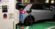 Elektryk w firmie. Rozwiązanie ma swoje korzyści, ale nie jest dla każdego