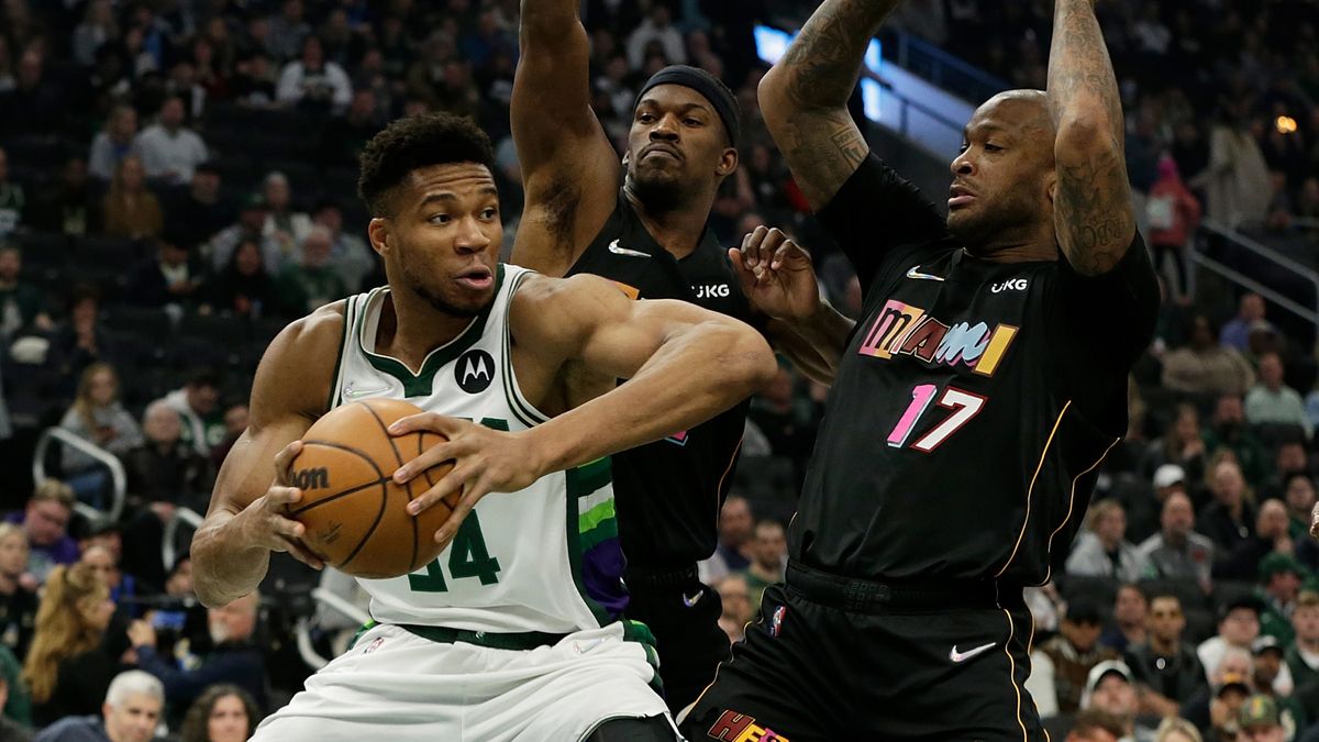 Giannis Antetokounmpo (z piłką) w meczu z Miami Heat