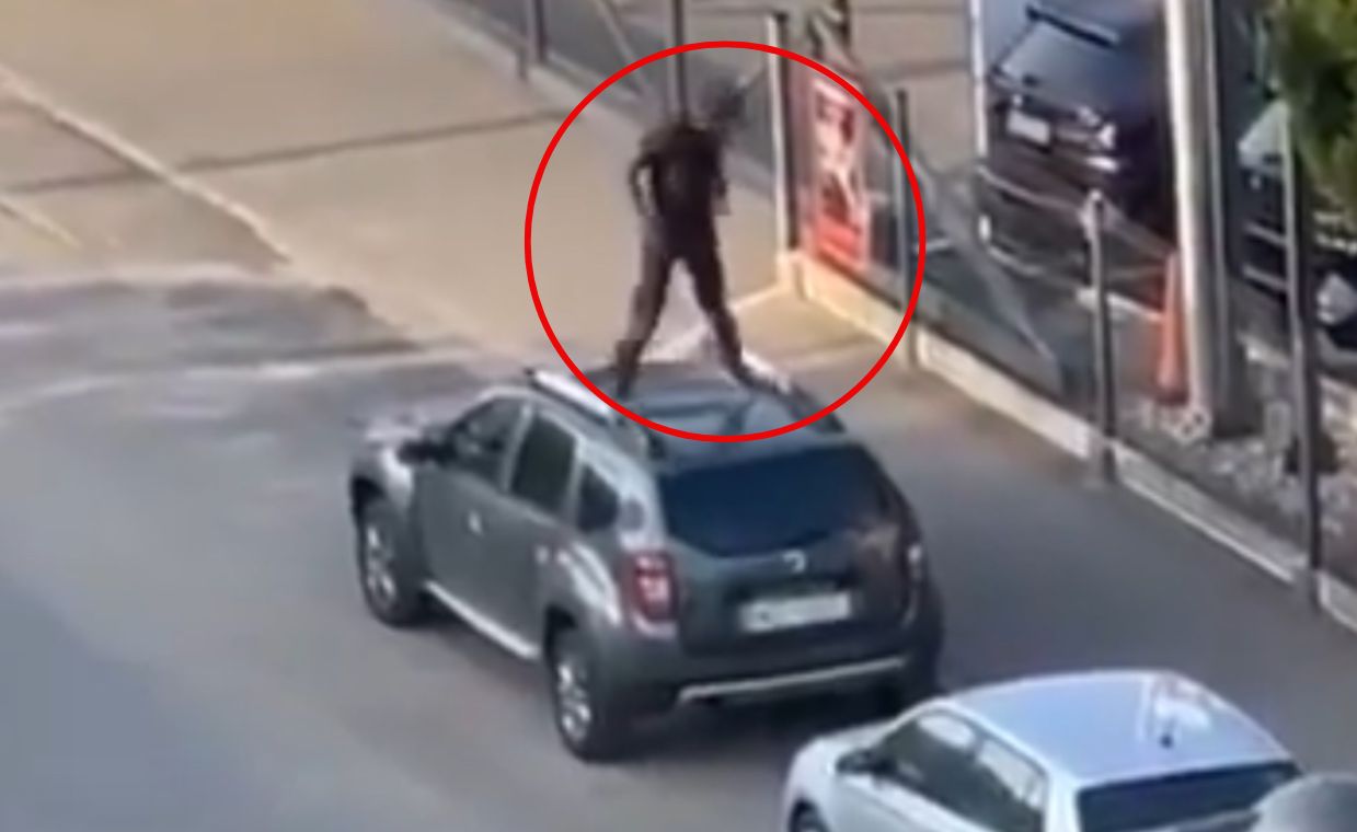 Skacze po dachu auta, zrzuca mężczyznę z hulajnogi. Jest nagranie