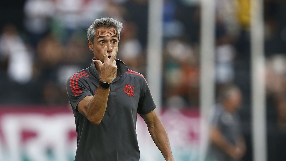 RIO DE JANEIRO, BRAZIL - FEBRUARY 06: Paulo Sousa coach of Flamengo gestures during a match between Flamengo and Fluminense as part of the Taca Guanabara, first leg of the Carioca State Championship at Estadio Olimpico Nilton Santos on February 6, 2022 in Rio de Janeiro, Brazil. (Photo by Wagner Meier/Getty Images)