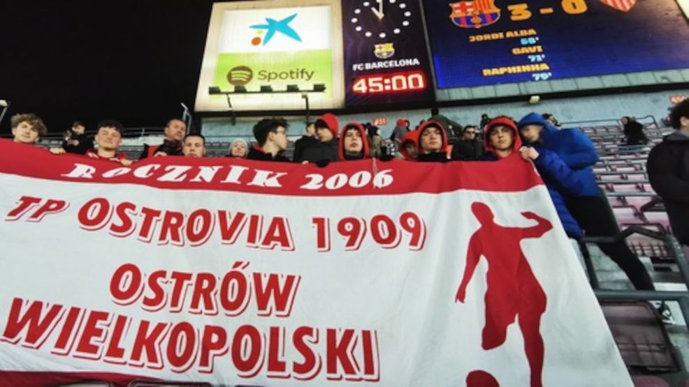 Zdjęcie okładkowe artykułu: WP SportoweFakty / Na zdjęciu: młodzi piłkarze Ostrovii 1909 Ostrów Wielkopolski na trybunach Camp Nou