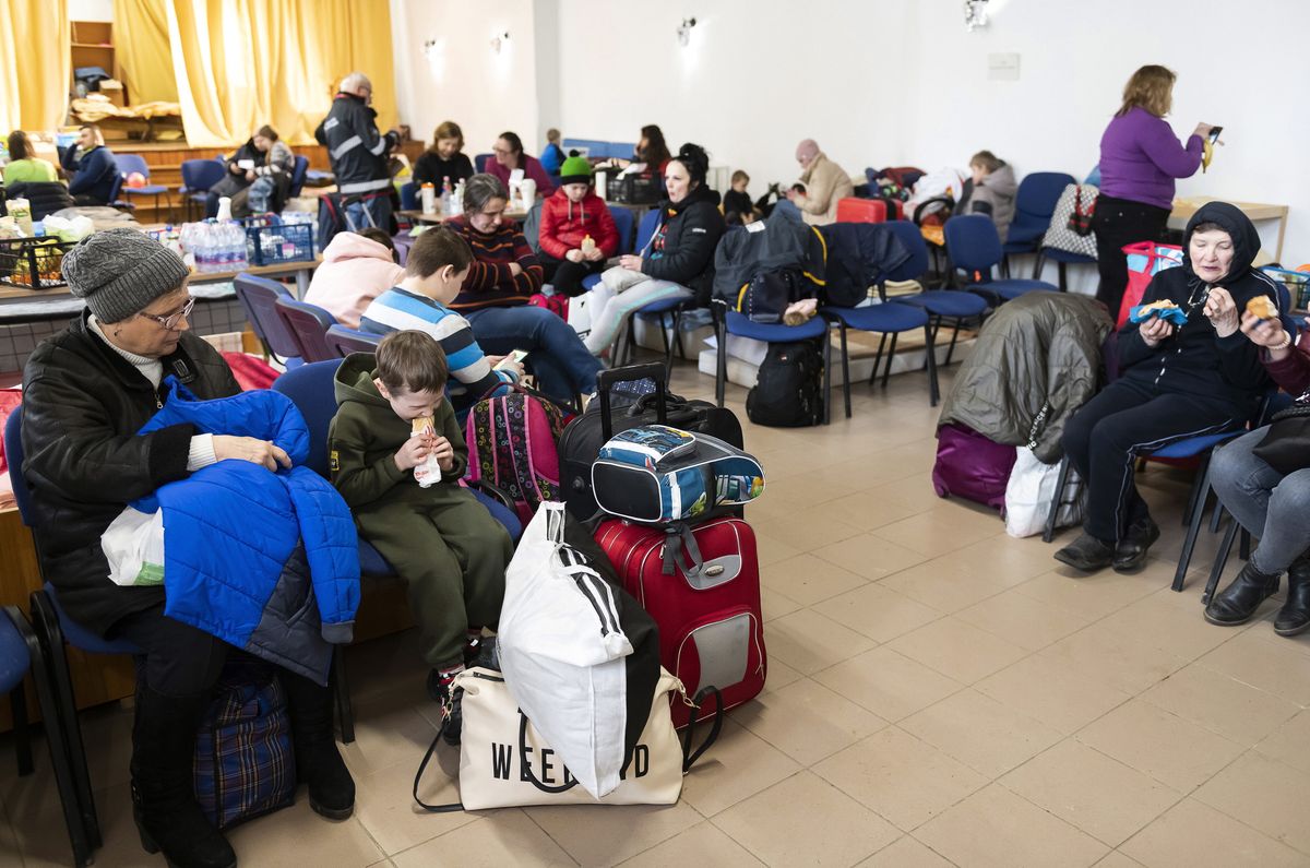  epa09829687 Refugees from Ukraine rest inside the help center of Beregsurany, near the Hungarian-Ukrainian border, Hungary, 16 March 2022. Refugees have started arriving from Ukraine into Hungary since Russia began its military invasion on 24 February.  EPA/Attila Balazs HUNGARY OUT 
Dostawca: PAP/EPA.
