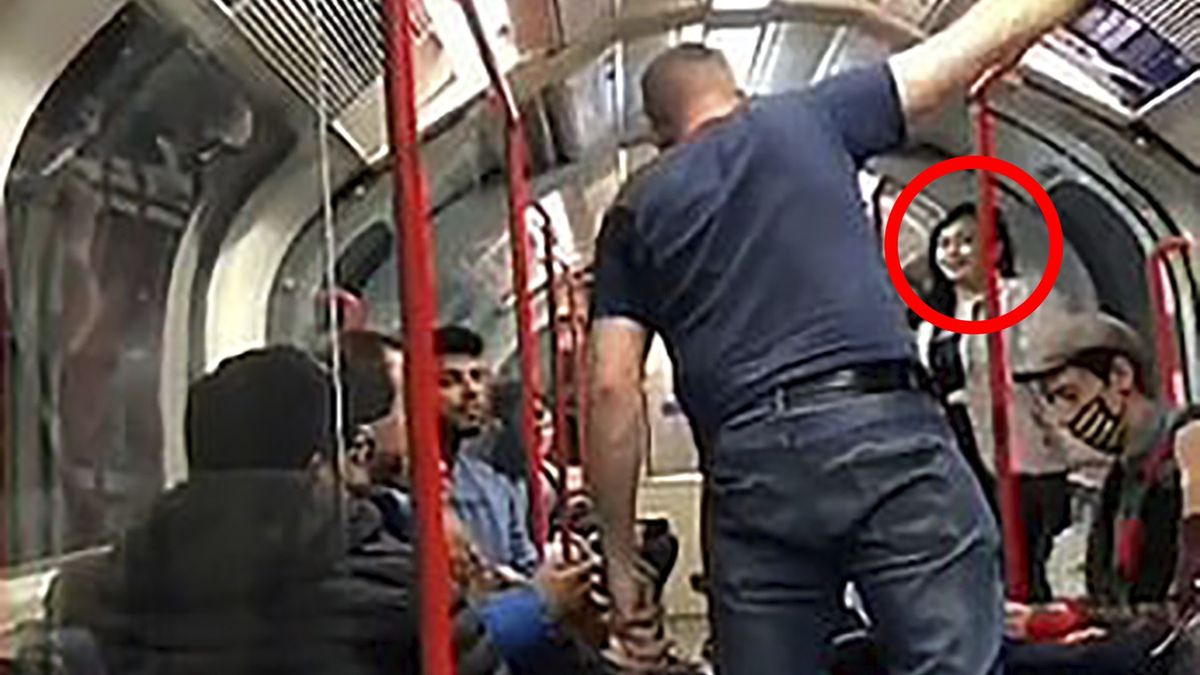 Mężczyzna w niebieskiej koszulce zaatakował kobietę w metrze