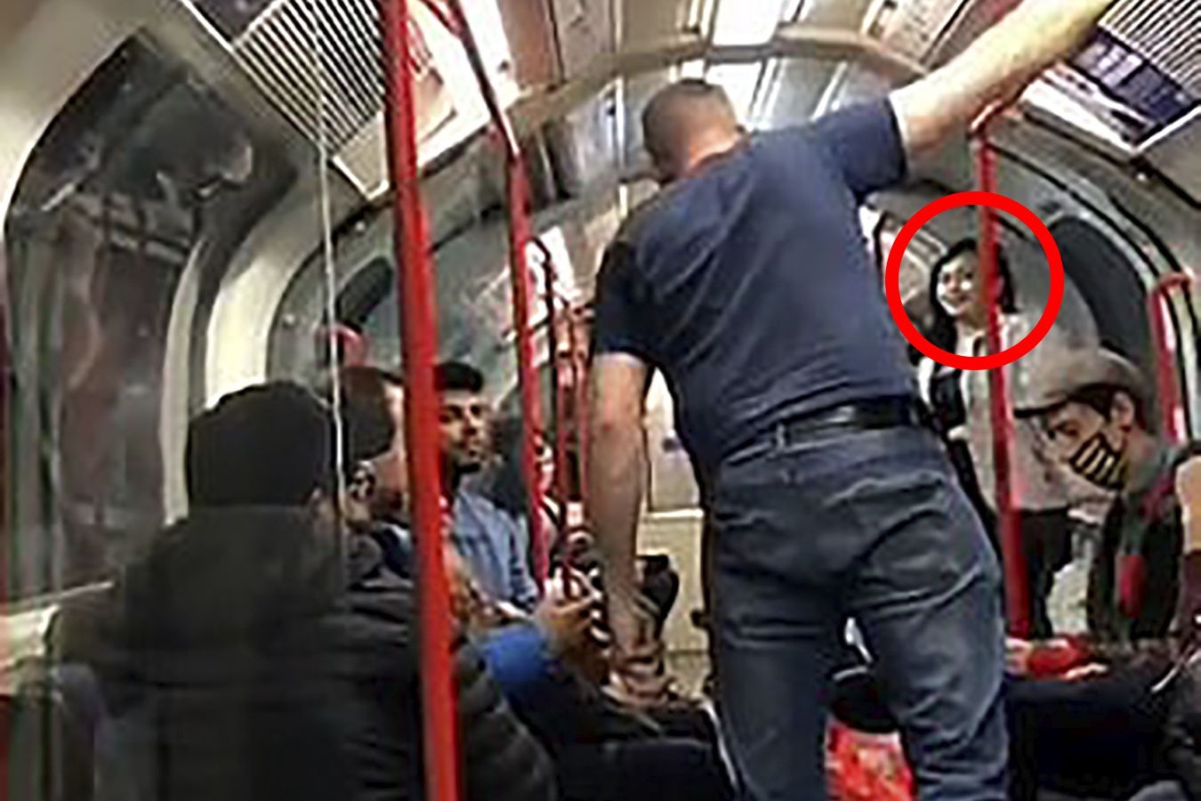 Brutalny atak w Londynie: "Myślisz, że pomoże ci fakt, że jesteś kobietą?"