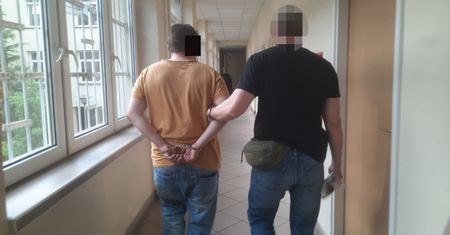 Spotkanie po latach zakończyło się awanturą. Uderzył kolegę butelką