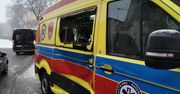 Śliskie drogi w Poznaniu: Karetka na sygnale zderzyła się z innym samochodem