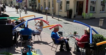 Odmrażanie gospodarki. Kawiarnia zmusza klientów do noszenia makaronów