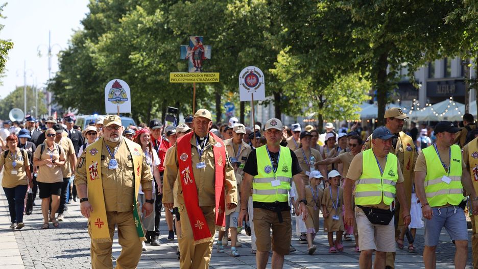 Strażacy i wojskowi dotarli na Jasną Górę