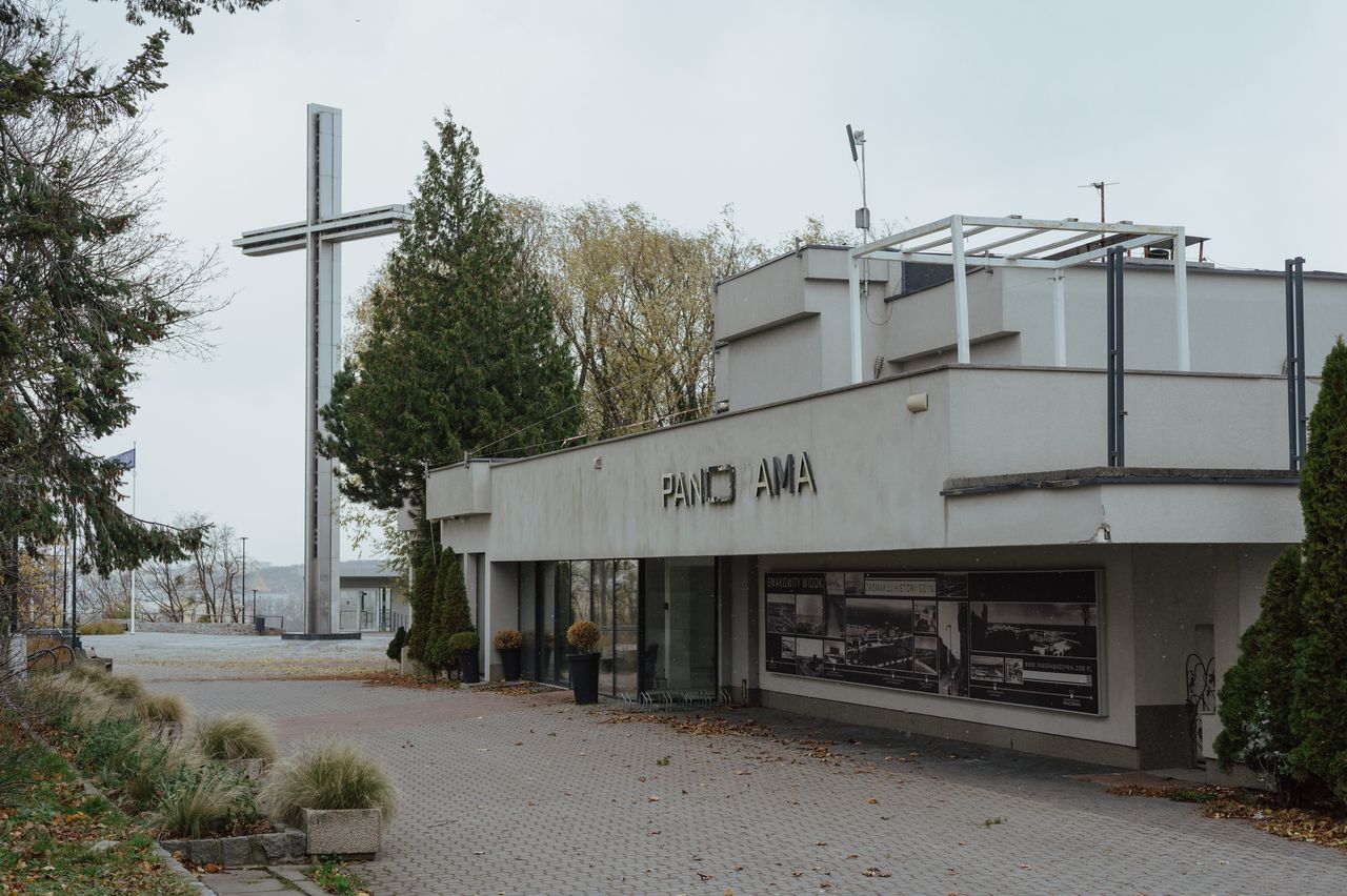 Nie chce oddać znanej restauracji. Spór trwa latami. Budynek niszczeje