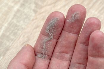 Nie zobaczysz kurzu tygodniami. Przetrzyj tym meble