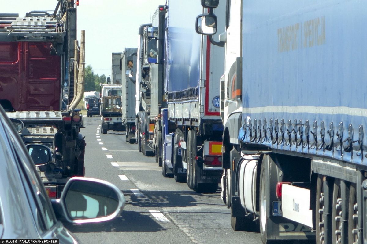 Autostrada A2 w kierunku Poznania może być zablokowana przez kilka godzin. Jezdnię blokuje przewrócona ciężarówka, z której wysypała się kapusta 