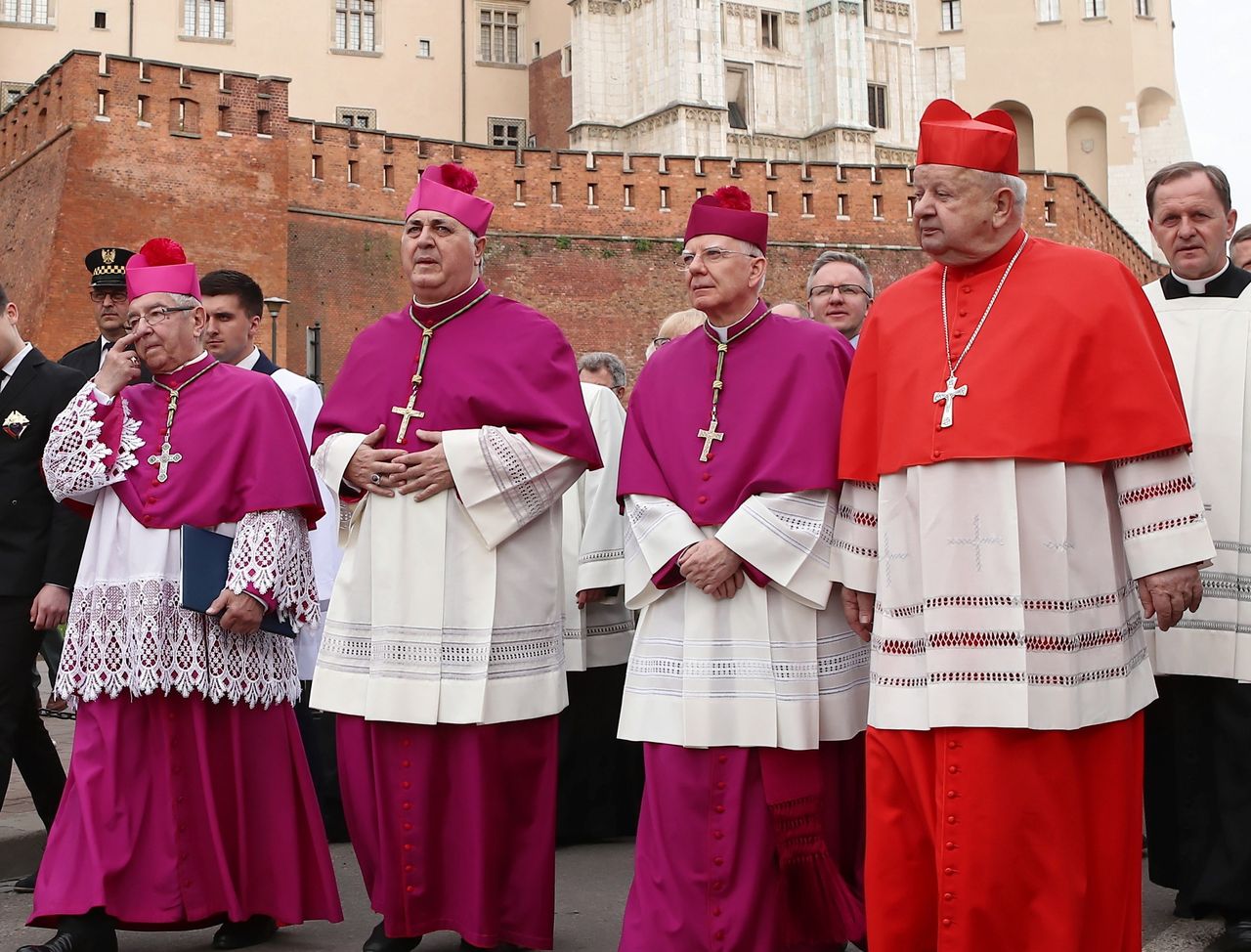 Oto emerytury biskupów w Polsce. Niektóre kwoty przyprawiają o zawrót głowy