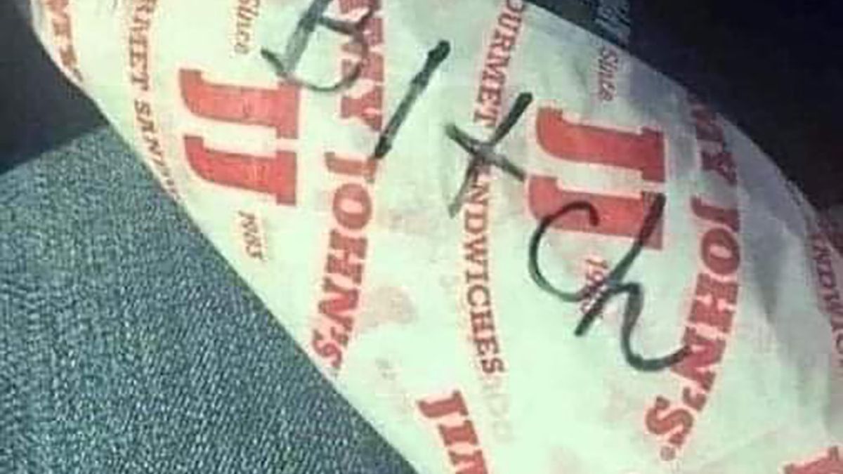 Kobieta znalazła wulgarny napis na swojej kanapce