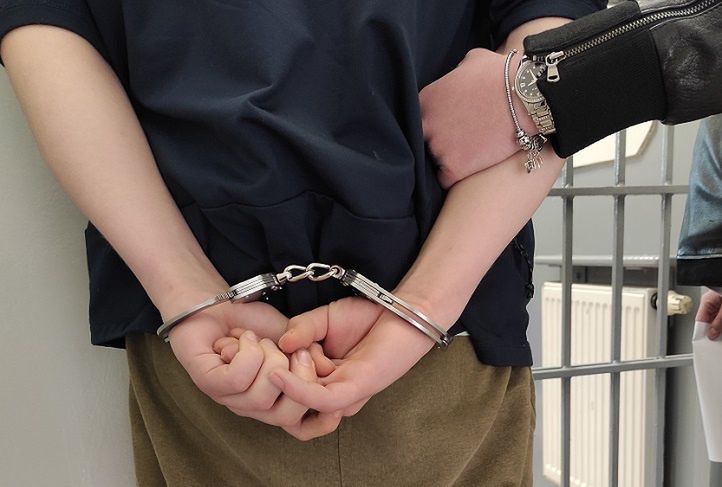 policja zatrzymanie kajdanki
