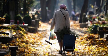 Wszystkich Świętych 2024. Tego nie bierz na cmentarz