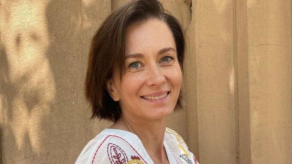 Anita Sokołowska włożyła bluzkę z haftowanymi detalami 