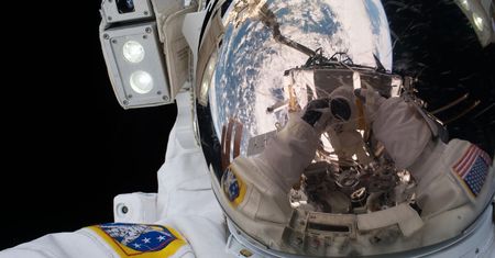 Loty na orbitę to za mało - turystów kusi się teraz spacerem kosmicznym. Co to za spacer?