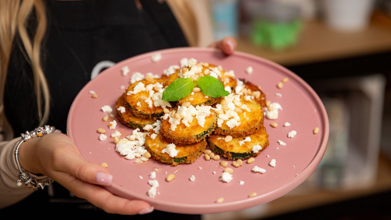 Breaded zucchini with feta and honey