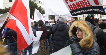 Podatek handlowy z trzema stawkami i opodatkowaniem e-handlu