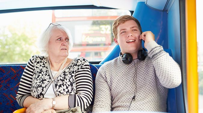 Weźże gadaj ciszej - akcja, która powinna trafić do każdego polskiego miasta. Polaku, naucz się rozmawiać przez telefon! 1