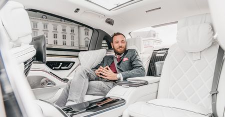 Vlog: Zaglądam do środka Mercedesa-Maybacha S680. A tam poduszki, kieliszki i... przedziwny masaż