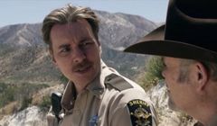 Luke Grimes jako zakładnik w wigilię w sklepie monopolowym w "El Camino Christmas"