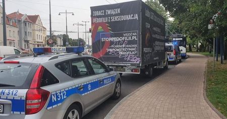 Sopot. Ciężarówka anty-LGBT zatrzymana. Karnowski: będzie wniosek o ukaranie