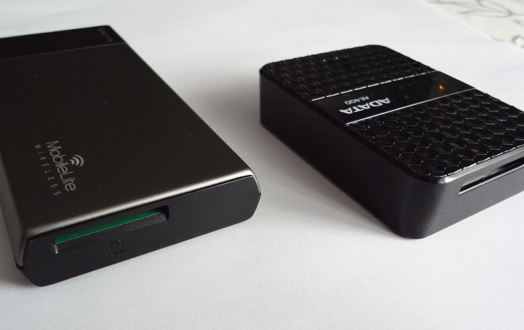Ładuj smartfona i zgrywaj bezprzewodowo dane. Kingston MobileLite czy Adata DashDrive? 1