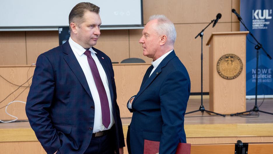 Minister edukacji i nauki Przemysław Czarnek i rektor KUL ks. prof. Mirosław Kalinowski