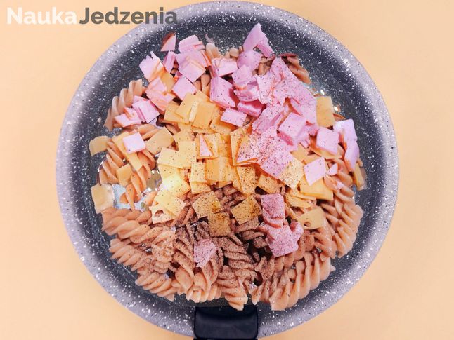 Makaron z serem i szynką