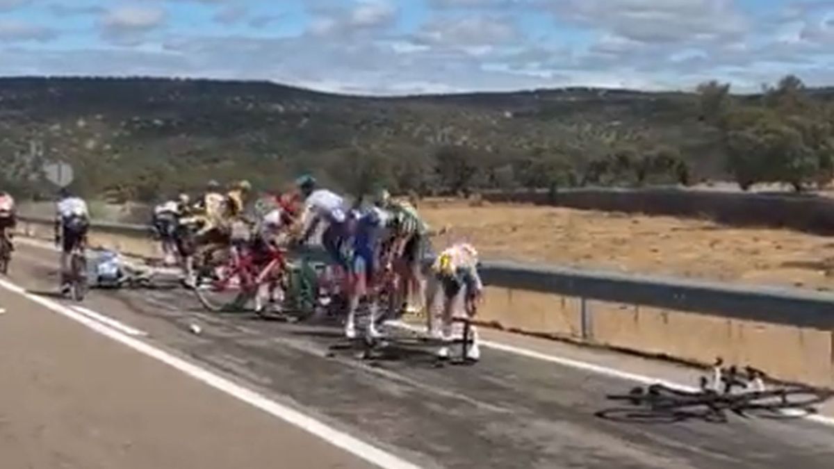 Twitter / La Vuelta / Fatalna kraksa podczas osiemnastego etapu Vuelta a Espana