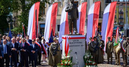 Nielegalne postawienie pomnika Kaczyńskiego? Ruch prokuratury