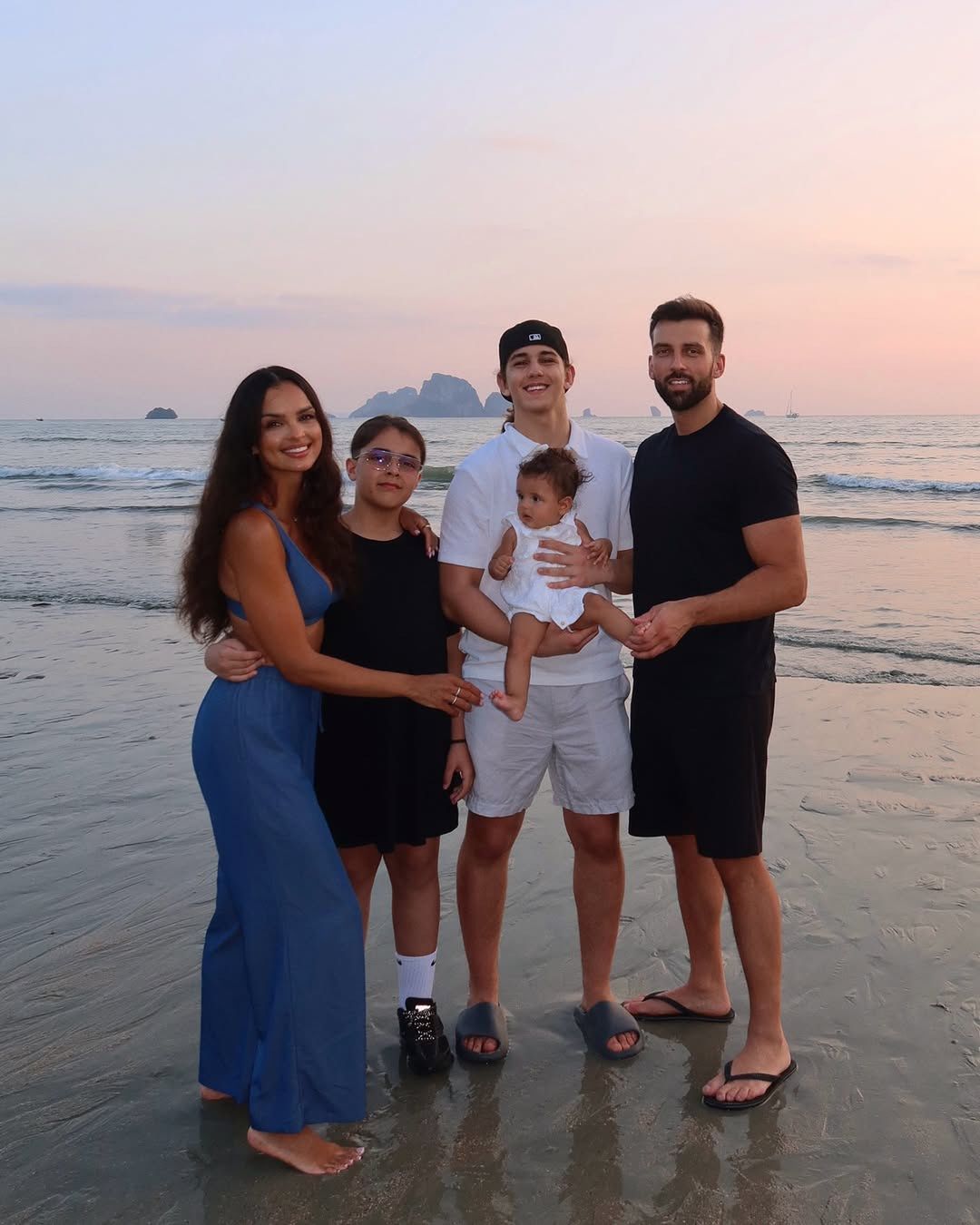 Klaudia El Dursi z dziećmi i partnerem