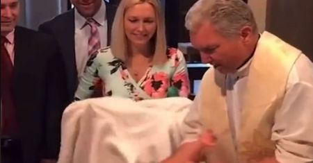 Nagranie z chrztu. Ksiądz upuścił dziecko, tak zareagowała matka