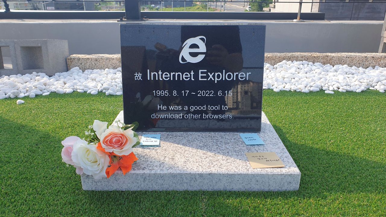Internet Explorer dostał nagrobek. "Był dobry do pobierania innych przeglądarek"
