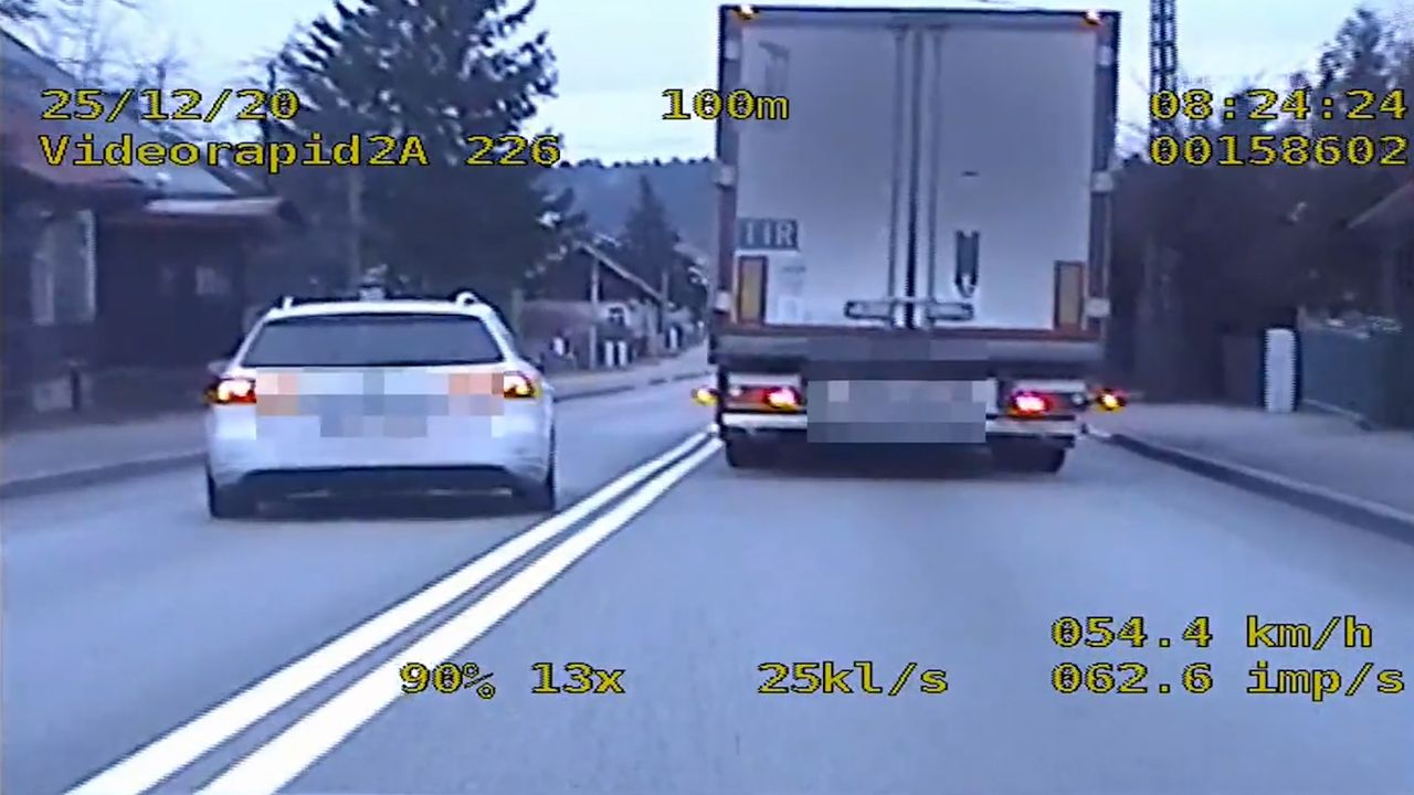 Wyprzedzał tiry na podwójnej ciągłej. Kosztowny pośpiech kierowcy Passata.