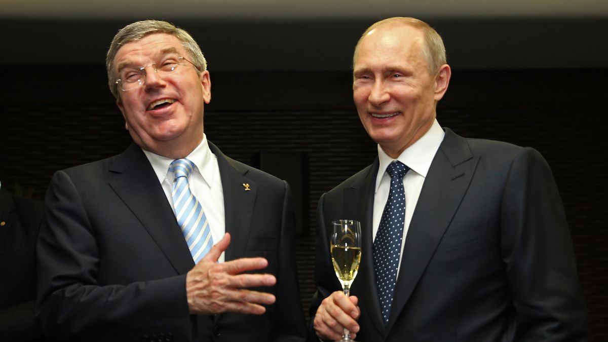 Thomas Bach (z lewej) i Władimir Putin w szampańskich humorach podczas ceremonii otwarcia igrzysk paraolimpijskich w Soczi