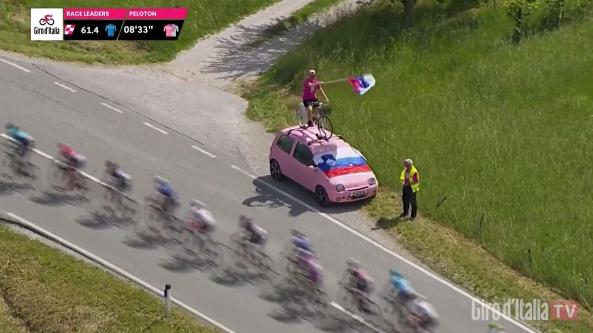 Zdjęcie okładkowe artykułu: Twitter / Giro d'Italia / Kibic na dachu auta