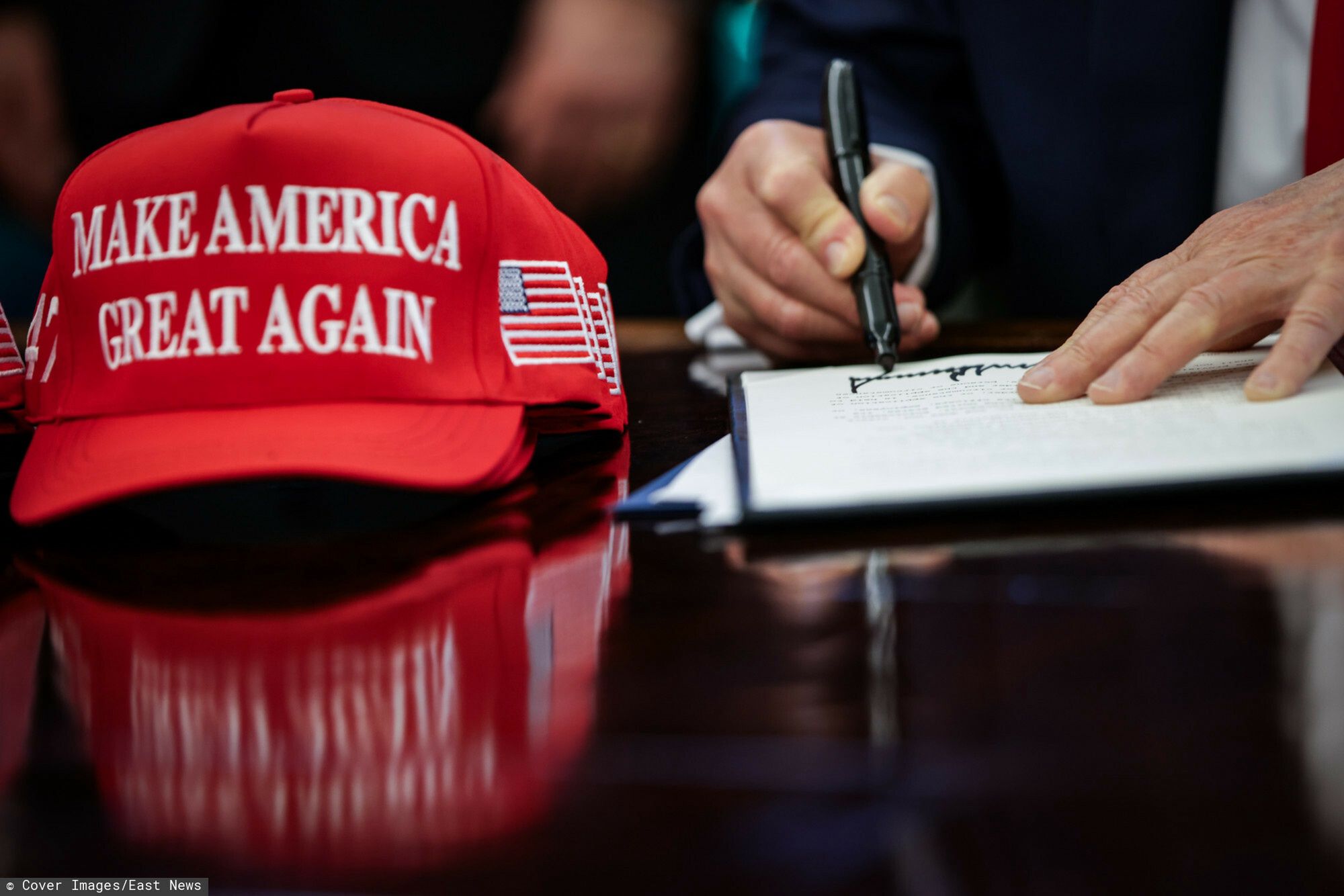 Archiwum zagraniczne East News 2025-04
United States President Donald Trump signs executive orders in the Oval Office at the White House on April 23, 2025 in Washington, D.C. Trump signed seven executive orders on education policy, artificial intelligence, and school disciplinary policies.

Featuring: Donald J Trump
Where: Washington, District of Columbia, United States
When: 23 Apr 2025
Credit: Samuel Corum/POOL via CNP/INSTARimages.com