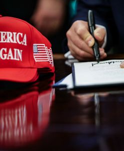 Teorie spiskowe zwolenników Trumpa. Będą o nich uczyć w szkole