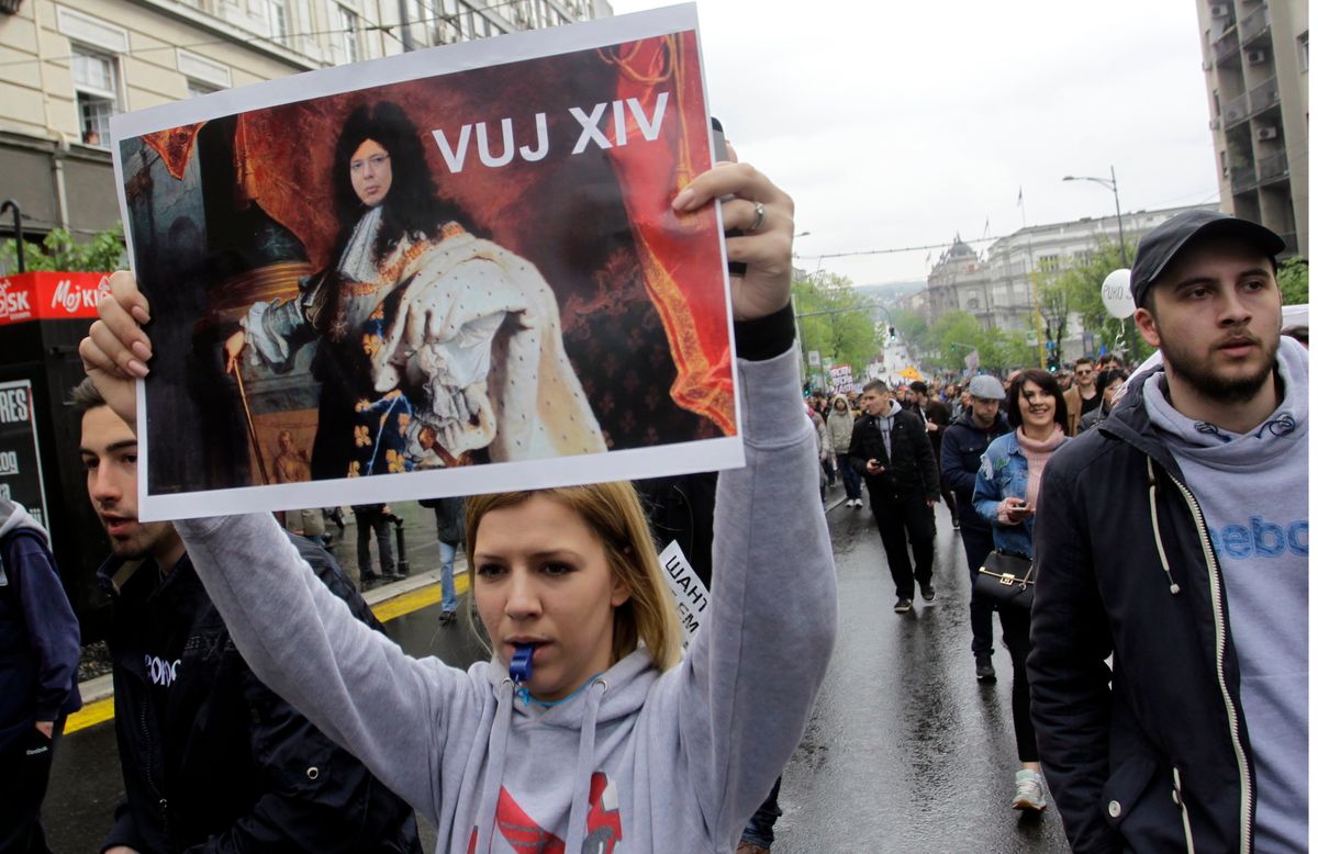 Młodzi Serbowie wychodzą na ulice. Chcą demokracji, ale to za mało