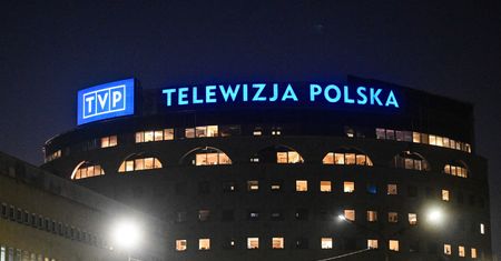 Ujawniono ZAROBKI pracowników TVP. Wiadomo, ile zarabiają dyrektorzy. Jest jednak pewien haczyk